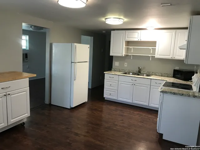 $1,495 | 613 East Ireland Street, Seguin, TX 78155