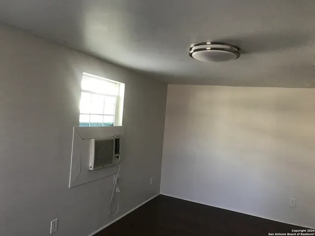 $1,495 | 613 East Ireland Street, Seguin, TX 78155