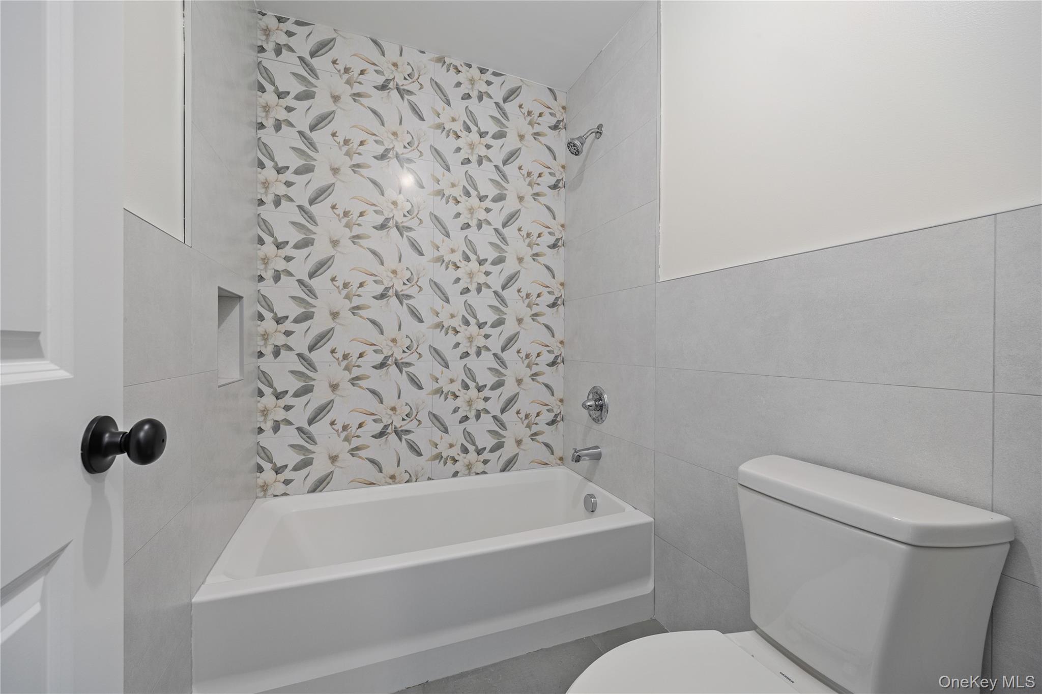 352 Blauvelt Road, Unit 202 Monsey, NY 10952 - Photo 26 of 33 a bathroom with a toilet and a bathtub