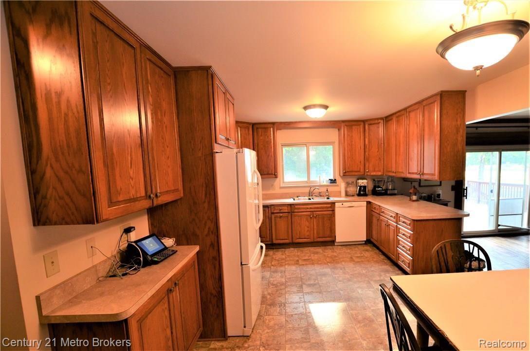 7279 Sharp Road Swartz Creek, MI 48473 - Photo 4 of 24 7279 Sharp Rd 4 kitchen.JPG