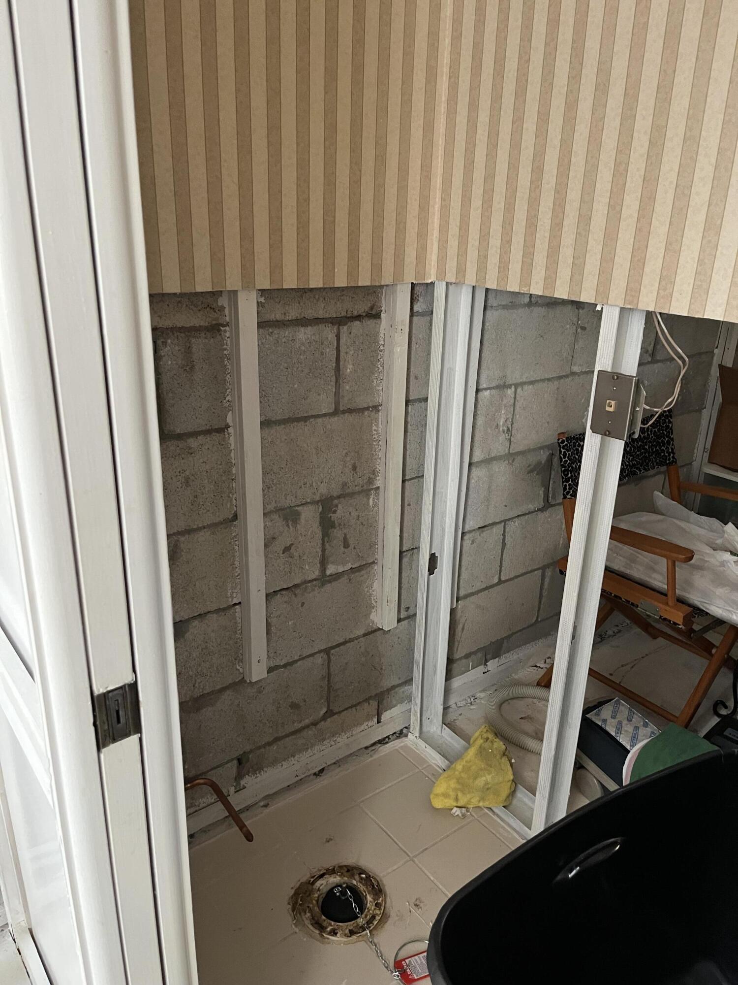 206 South Hampton Drive Jupiter, FL 33458 - Photo 10 of 24 a bathroom with a sink