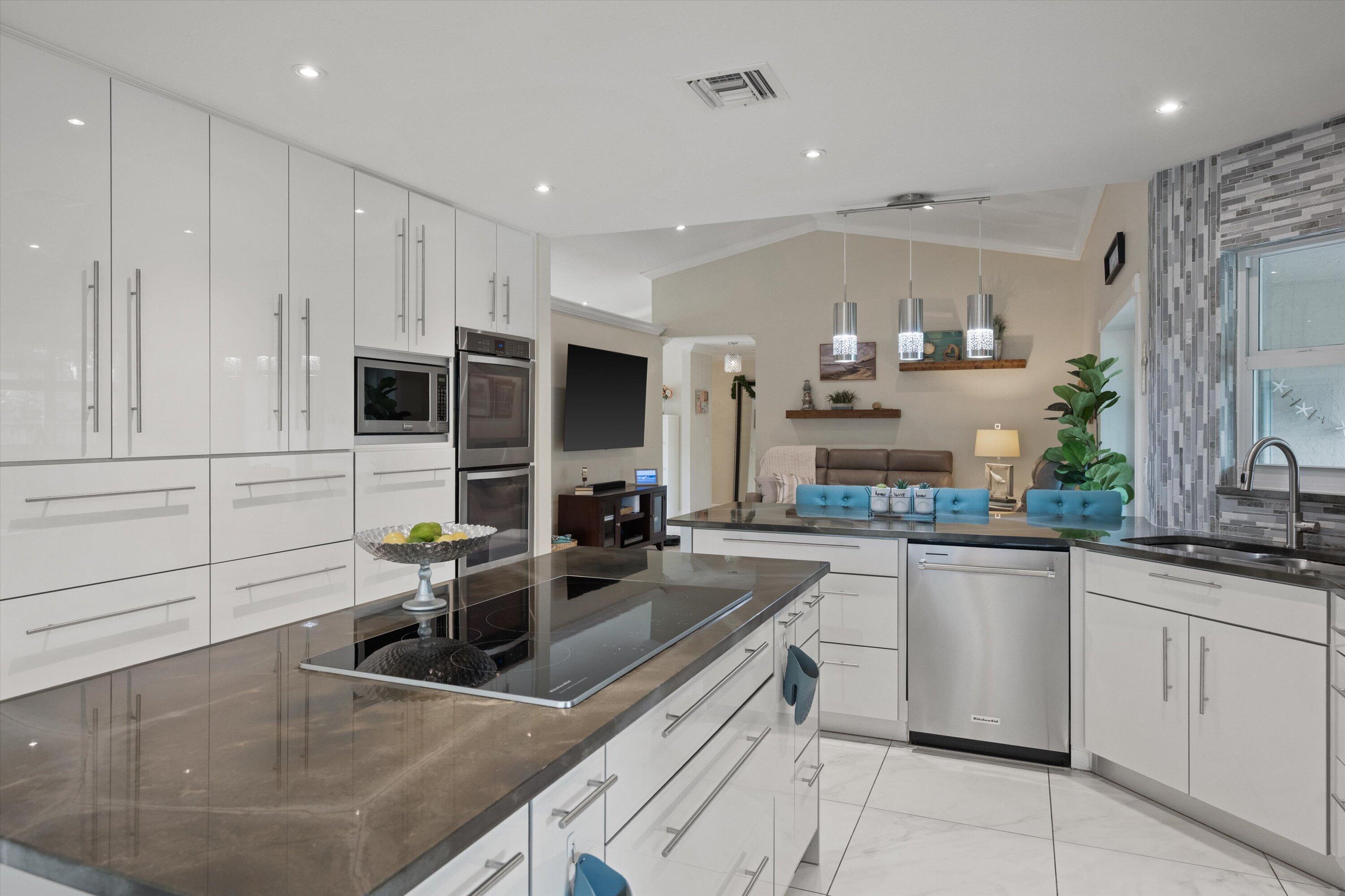 1064 Raintree Lane Wellington, FL 33414 - Photo 15 of 39 Kitchen