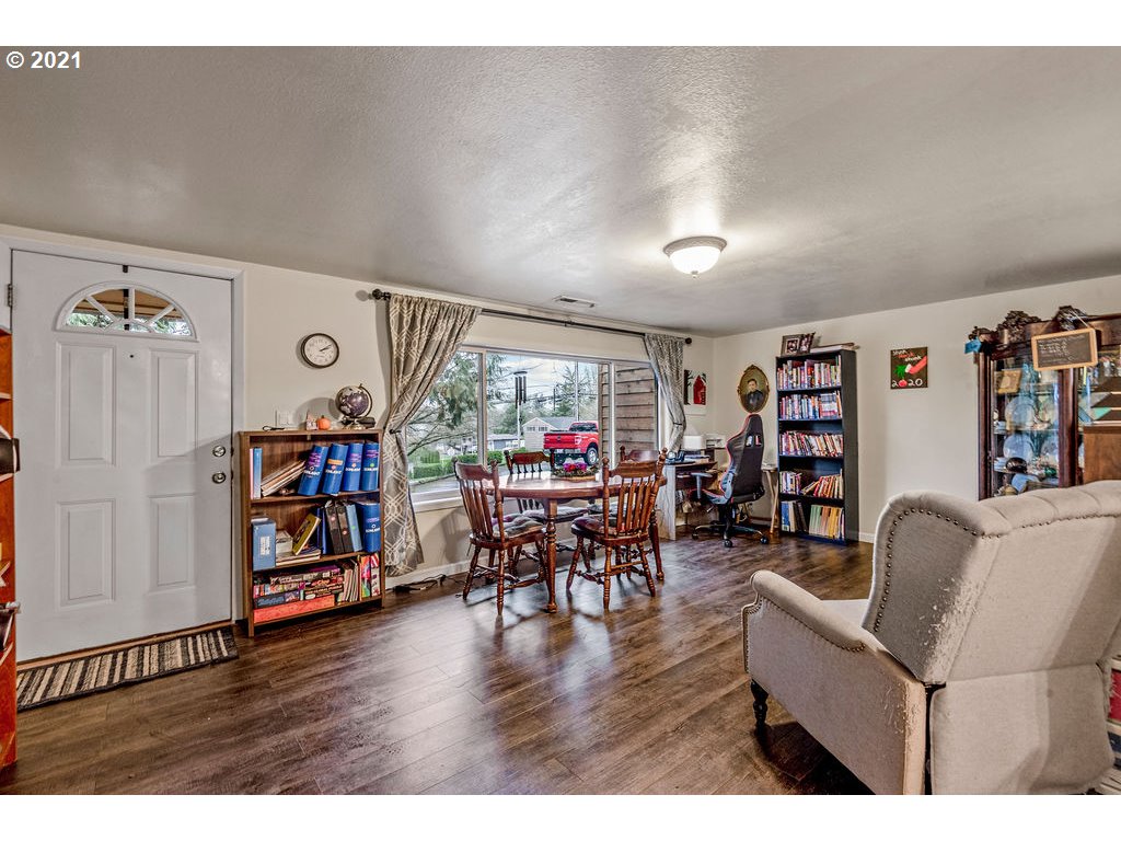 3236 Pacific Way Longview, WA 98632 - Photo 2 of 32 Gallery Image 2