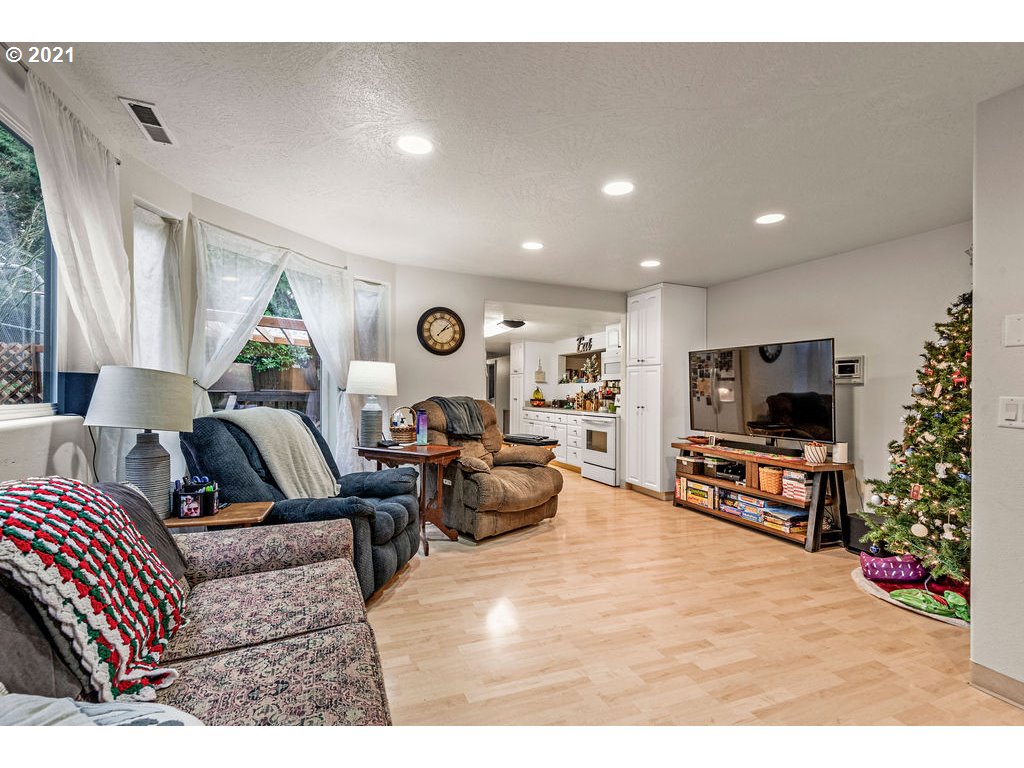 3236 Pacific Way Longview, WA 98632 - Photo 13 of 32 Gallery Image 13