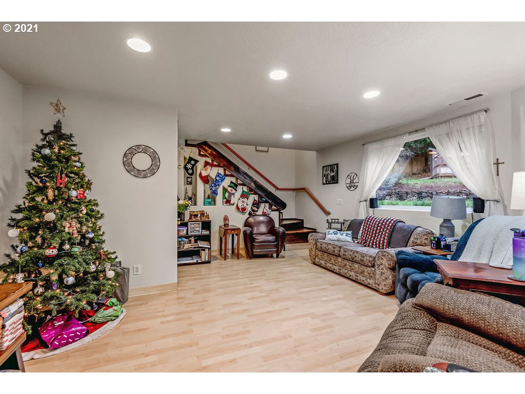 3236 Pacific Way Longview, WA 98632 - Photo 14 of 32 Gallery Image 14