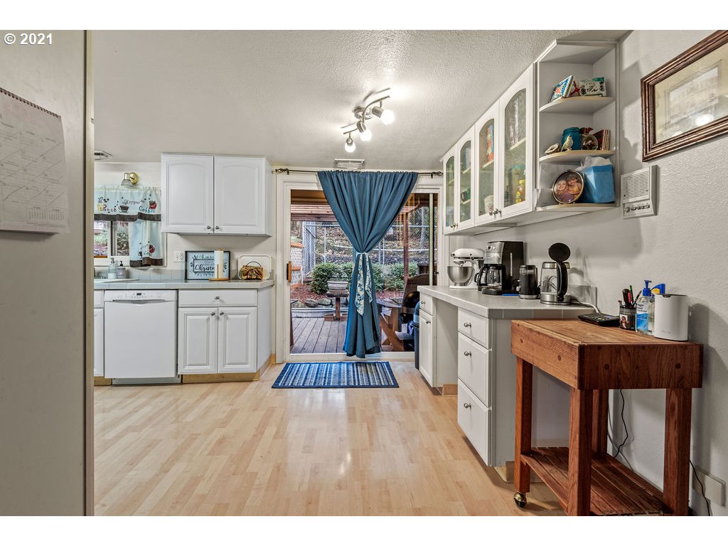 3236 Pacific Way Longview, WA 98632 - Photo 4 of 32 Gallery Image 4