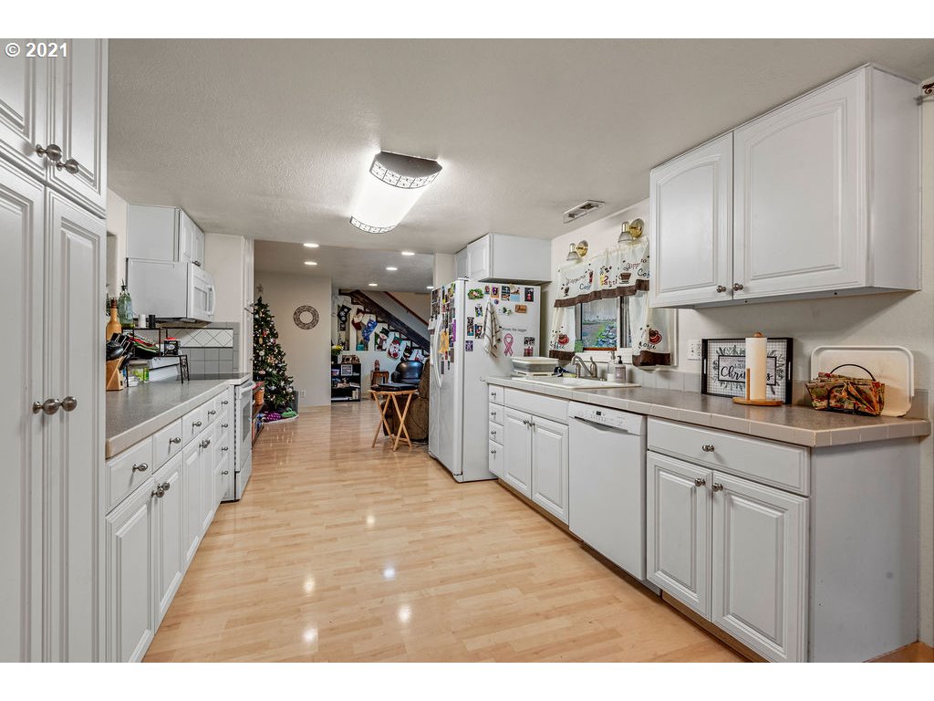 3236 Pacific Way Longview, WA 98632 - Photo 5 of 32 Gallery Image 5