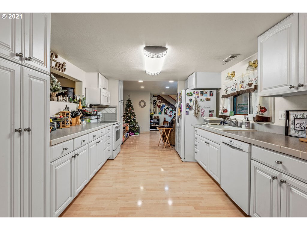 3236 Pacific Way Longview, WA 98632 - Photo 6 of 32 Gallery Image 6
