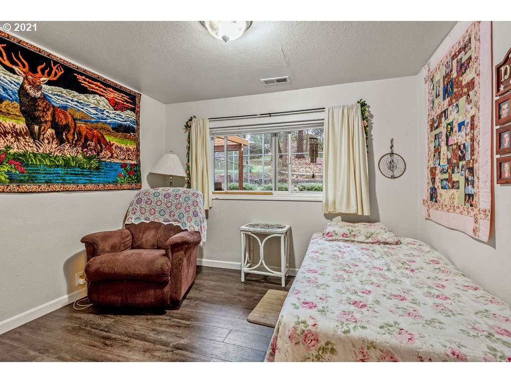 3236 Pacific Way Longview, WA 98632 - Photo 8 of 32 Gallery Image 8