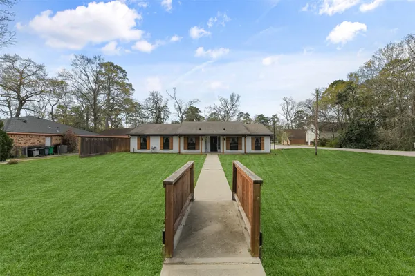 a view of a backyard