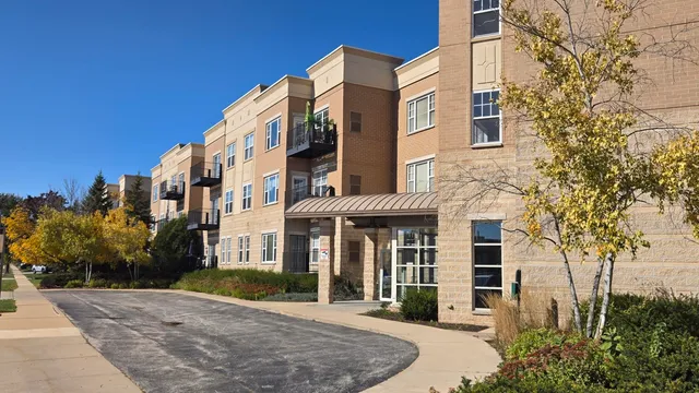 $2,150 | 10900 West Bluemound Road, Unit 215, Wauwatosa, WI 53226