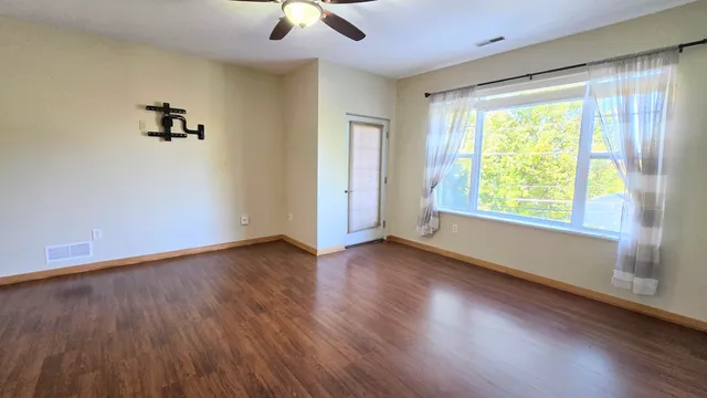 $2,150 | 10900 West Bluemound Road, Unit 215, Wauwatosa, WI 53226