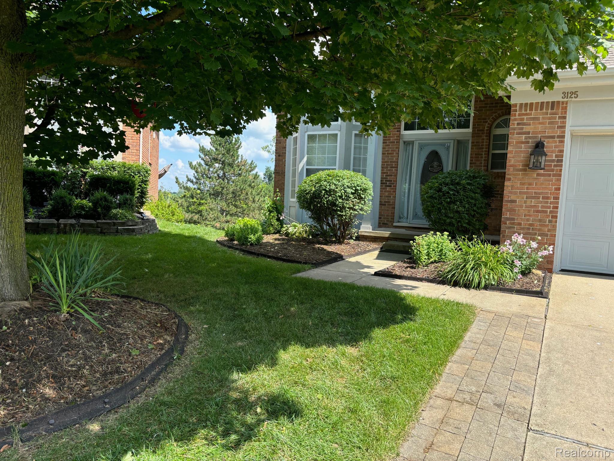 3125 Silverbrook Drive Rochester, MI 48306 - Photo 3 of 38 Gallery Image 3