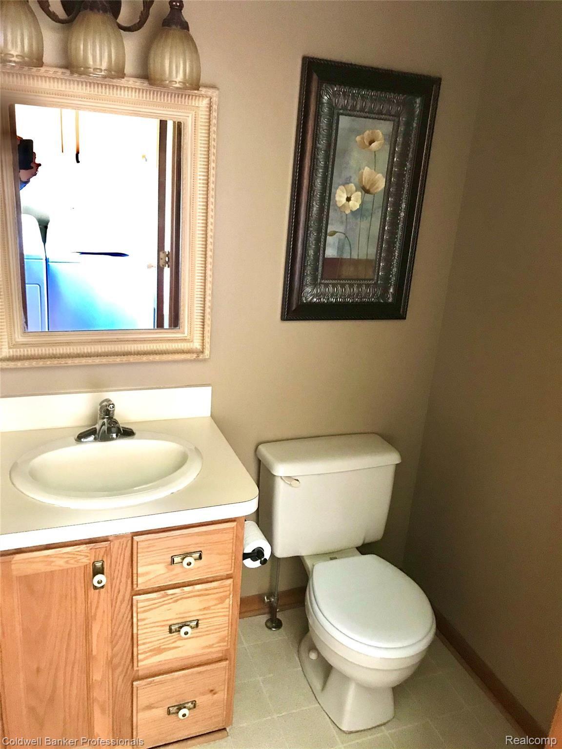 3476 West Drahner Road Oxford, MI 48371 - Photo 30 of 36 Half Bath 1.jpg