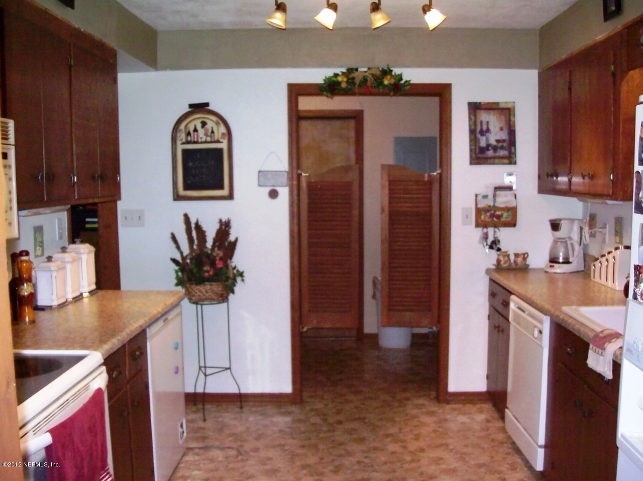 7715 Ranchette Road Keystone Heights, FL 32656 - Photo 27 of 32 a kitchen that has a sink and a stove in it