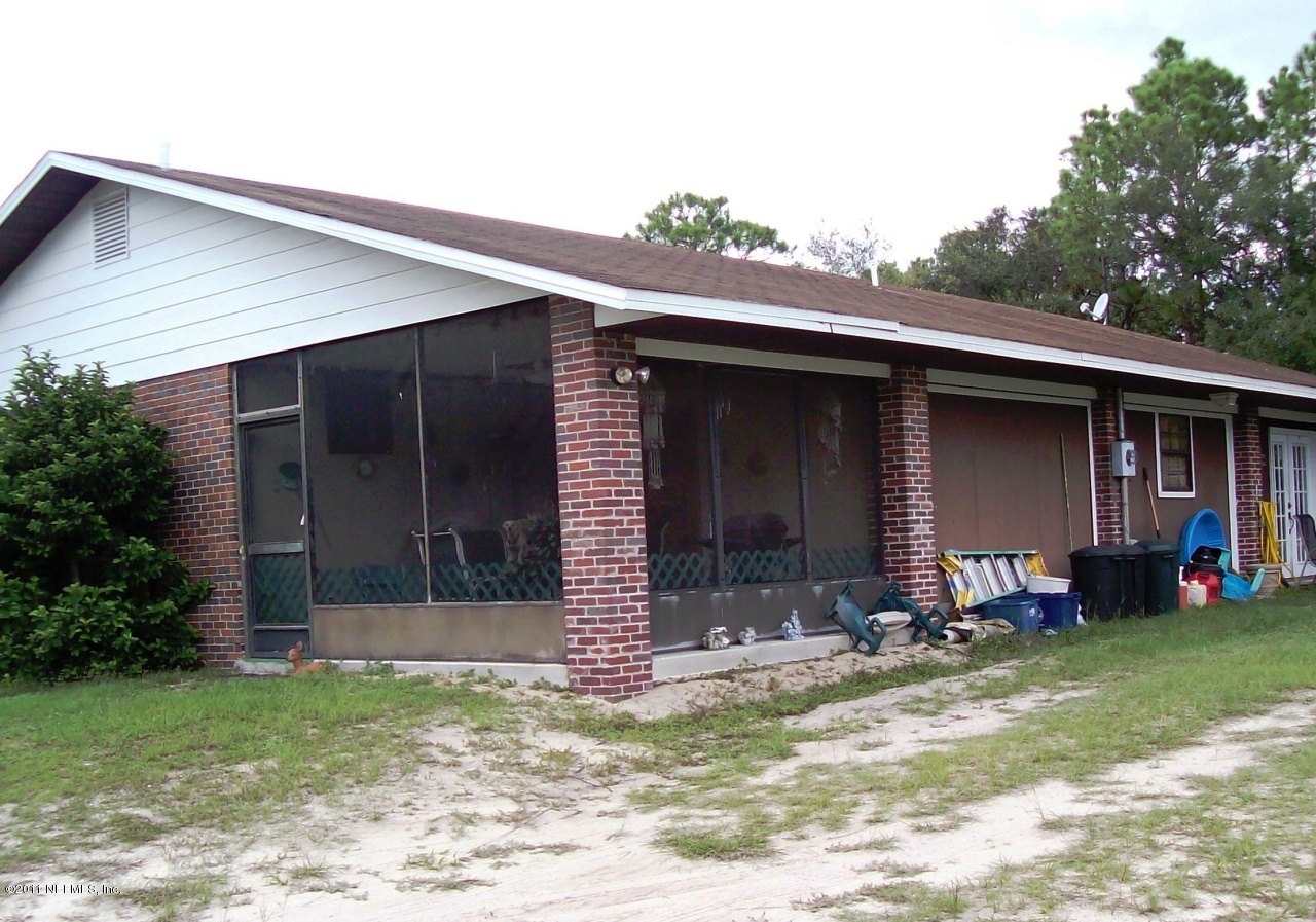 7715 Ranchette Road Keystone Heights, FL 32656 - Photo 6 of 32 a view of a house with yard tub and chairs