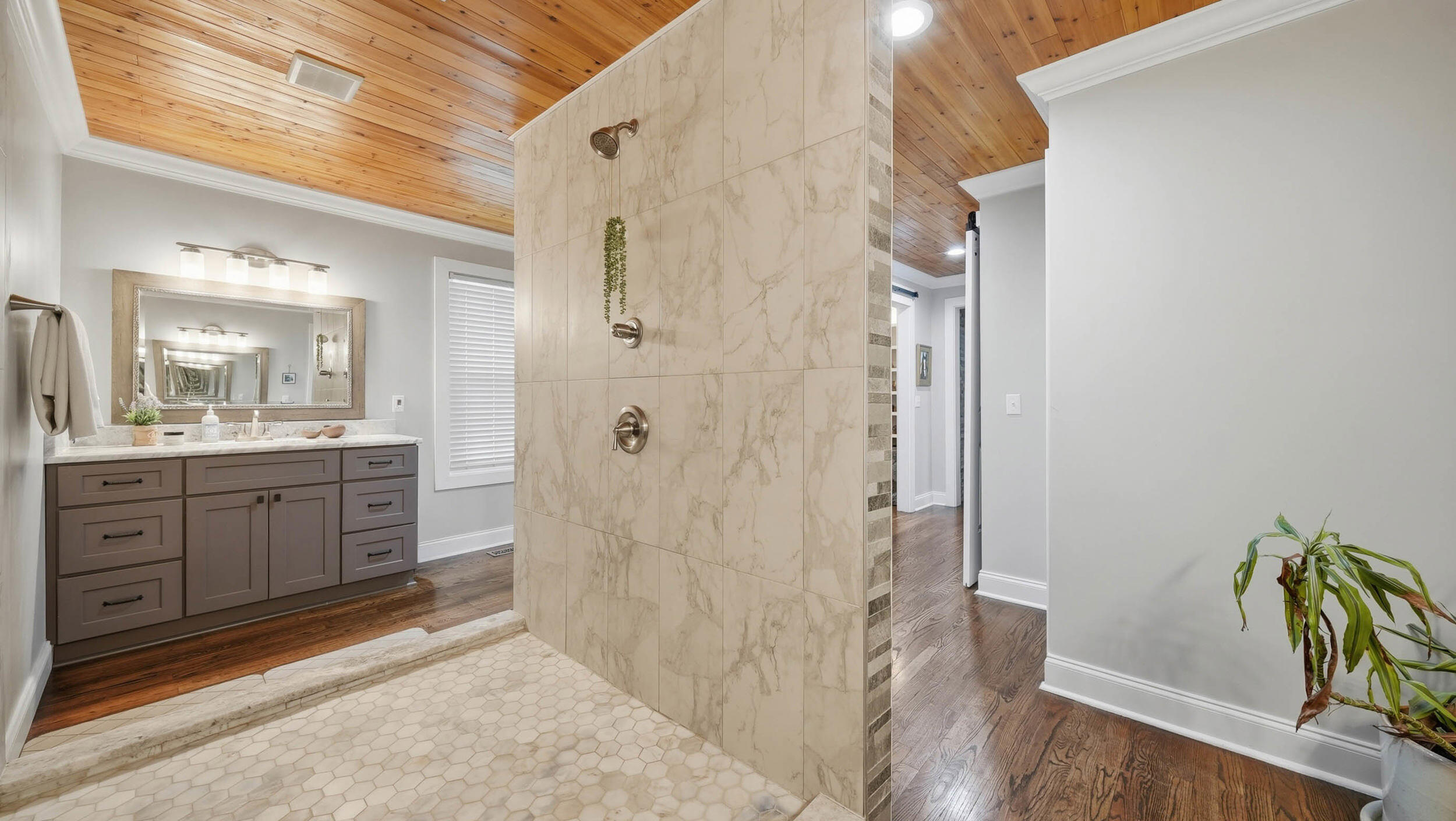 903 South Crest Road Chattanooga, TN 37404 - Photo 23 of 54 Primary Bathroom