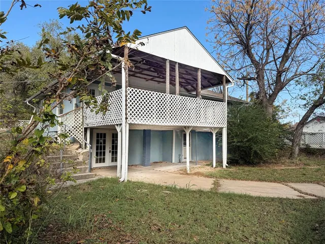 a front view of house with yard