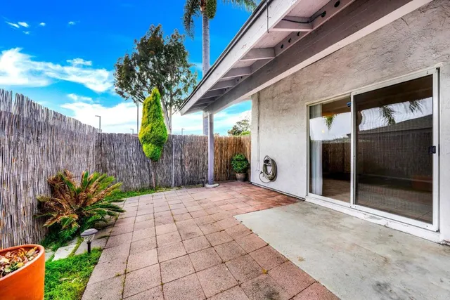 a entryway view with a garden space