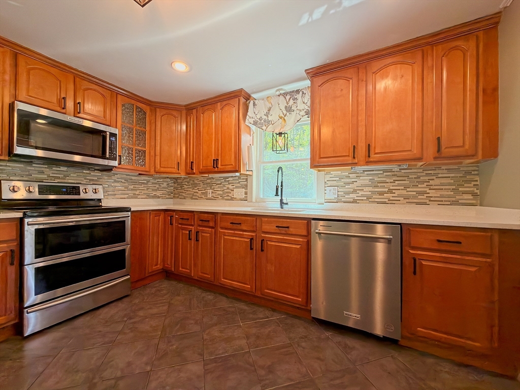 476 Pelham Road Dracut, MA 01826 - Photo 4 of 26 Gallery Image 4