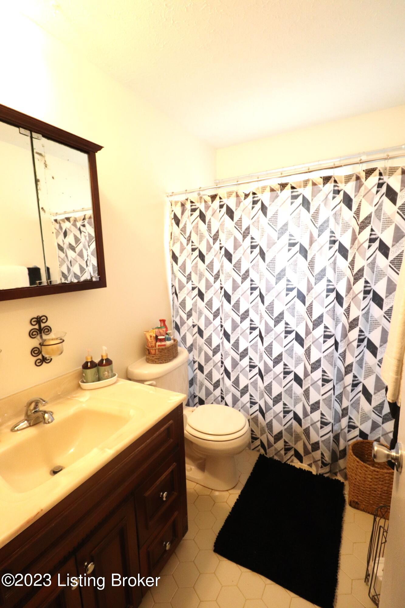 5610 Axbridge Road Louisville, KY 40216 - Photo 11 of 16 Full Bath