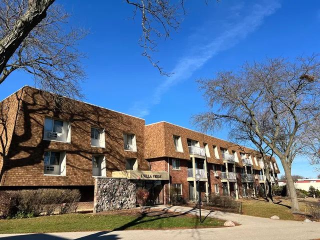 $149,000 | 1 Villa Verde Drive, Unit 114, Buffalo Grove, IL 60089