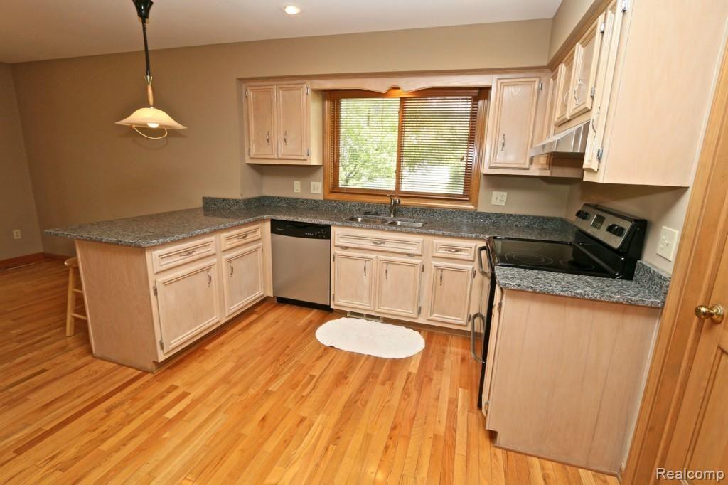3699 Old Tree Court Rochester, MI 48309 - Photo 6 of 30 6Ktchndwview.jpg