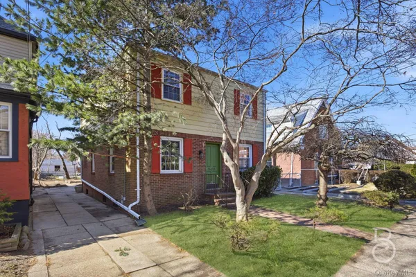 a view of a house with a yard