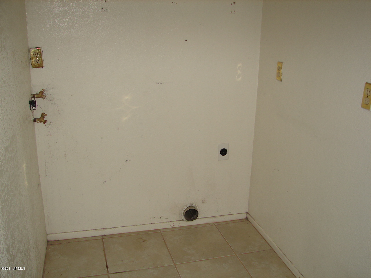 2334 West Cheery Lynn Road Phoenix, AZ 85015 - Photo 16 of 25 laundry area