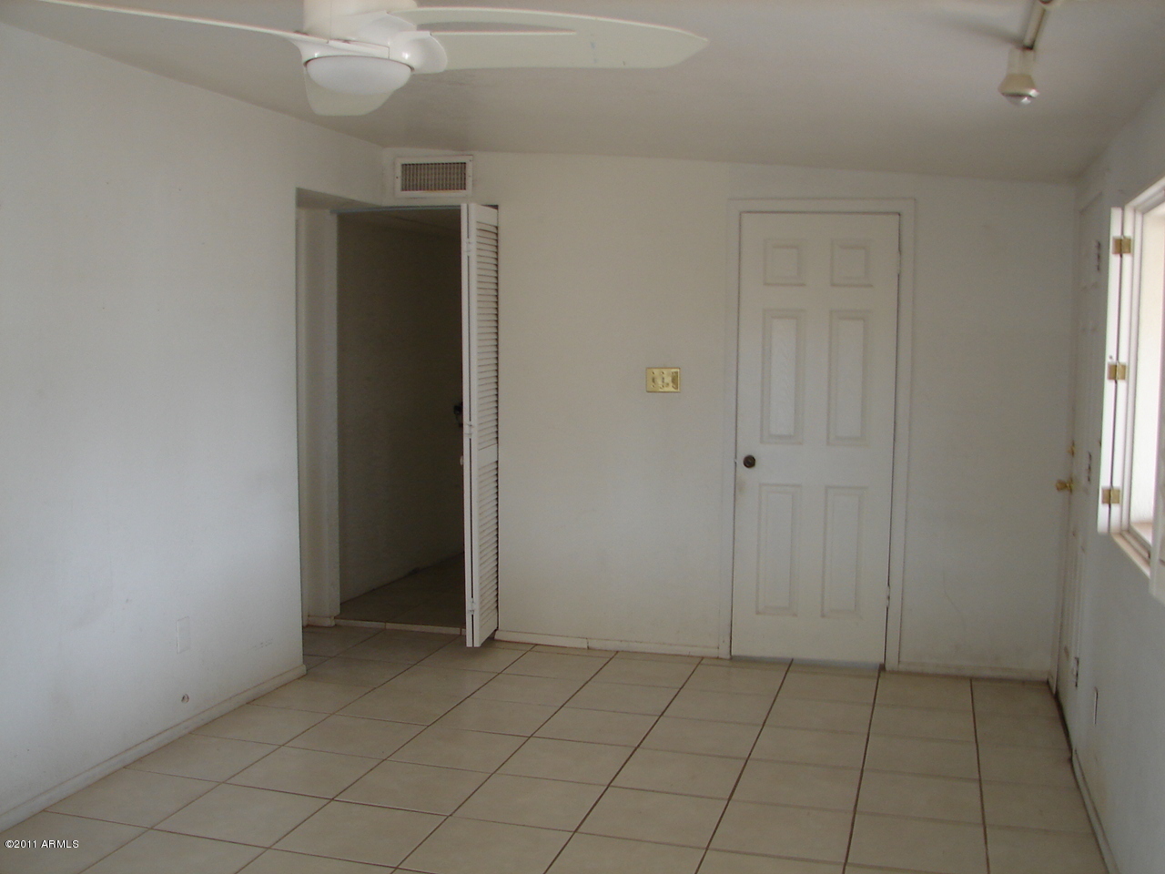 2334 West Cheery Lynn Road Phoenix, AZ 85015 - Photo 17 of 25 lving rm