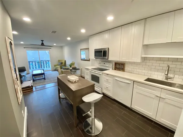 $1,895 | 3517 Audubon Place, Unit D3, Houston, TX 77006