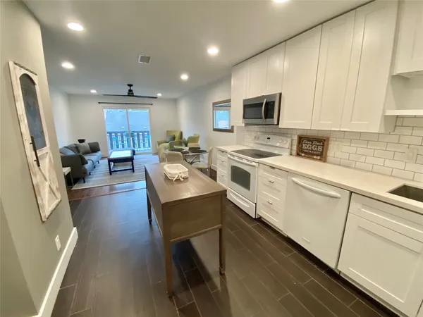 $1,895 | 3517 Audubon Place, Unit D3, Houston, TX 77006