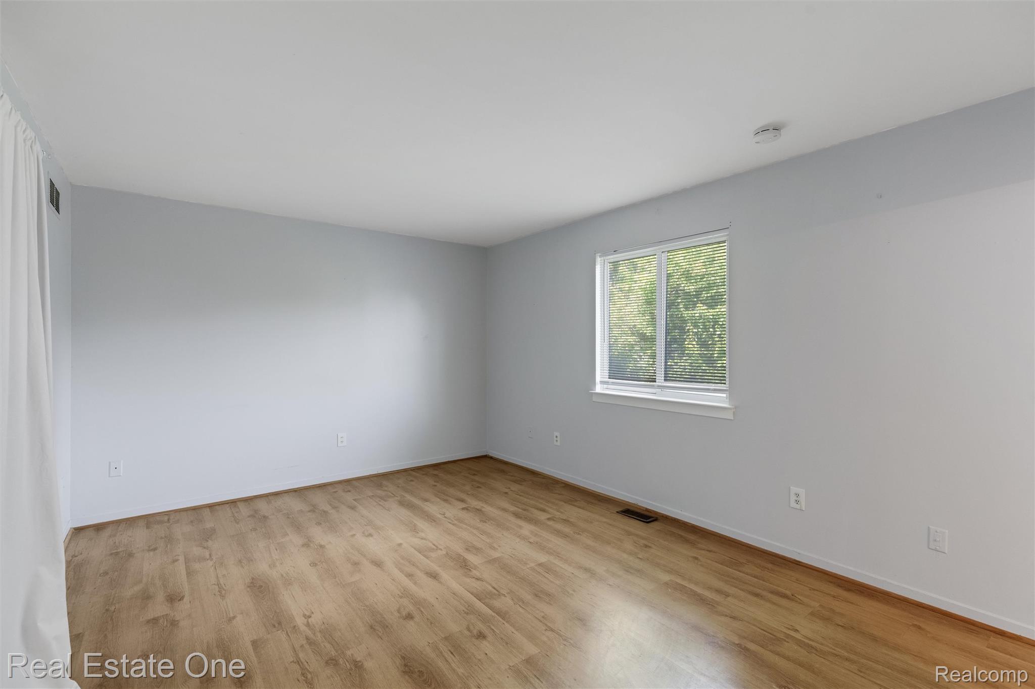 1361 Lochaven Road Waterford, MI 48327 - Photo 11 of 20 Bed 1_1.jpg