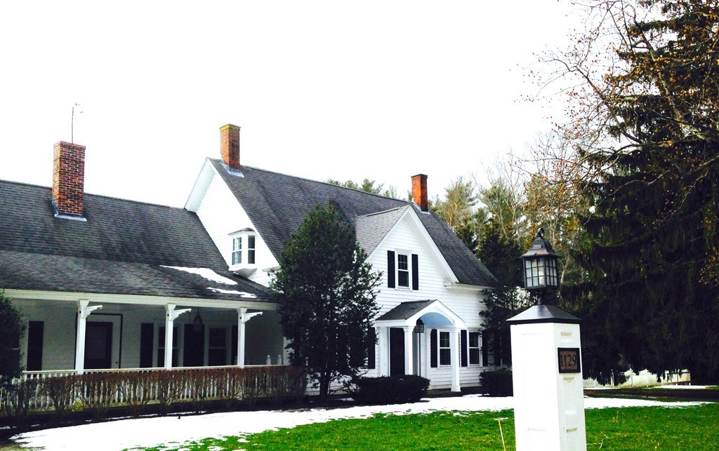 1129 Walnut Plain Road Rochester, MA 02770 - Photo 2 of 29 a front view of a house with a yard