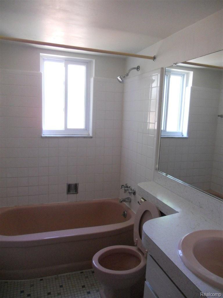 29260 Hoover Road, Unit 260 Warren, MI 48093 - Photo 6 of 14 Full Bathroom