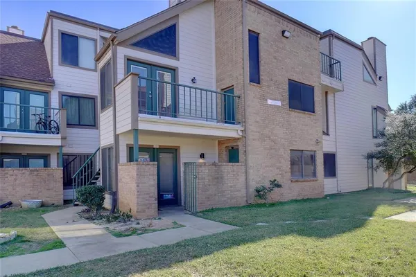 $1,595 | 2300 Balsam Drive, Unit G206, Arlington, TX 76006