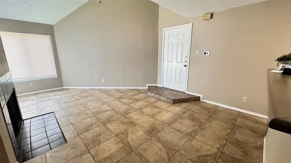 $1,595 | 2300 Balsam Drive, Unit G206, Arlington, TX 76006