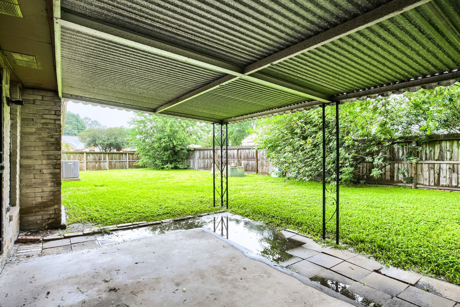 10103 Inwood Shadows Street Houston, TX 77088 - Photo 28 of 32 a view of a backyard with a garden