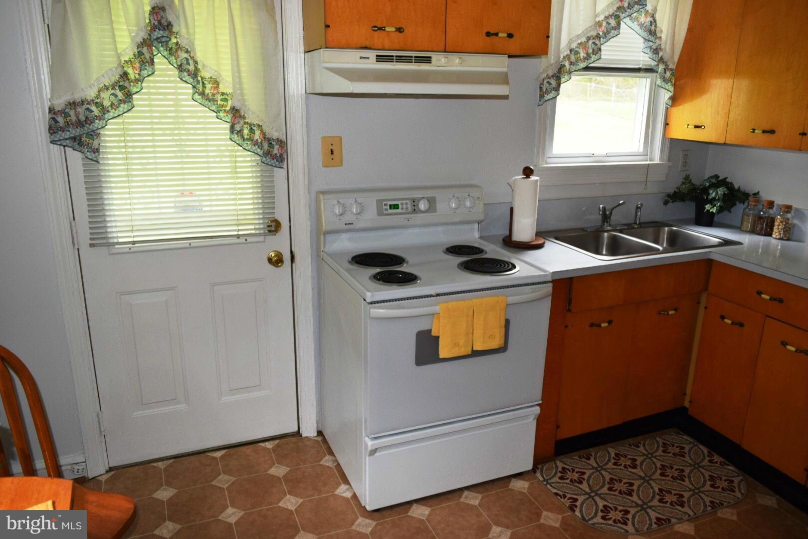4918 Braddock Road Temple Hills, MD 20748 - Photo 20 of 30 Kitchen