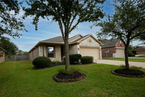 $2,350 | 3206 Granite Gate Lane, Dickinson, TX 77539