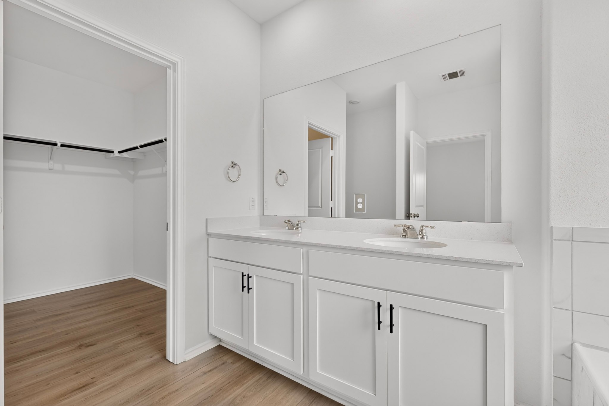 941 Legends Lane Georgetown, TX 78628 - Photo 15 of 40 Primary bathroom and primary walk-in closet