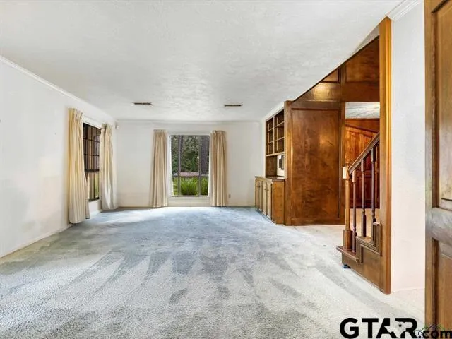 a view of entryway with livingroom