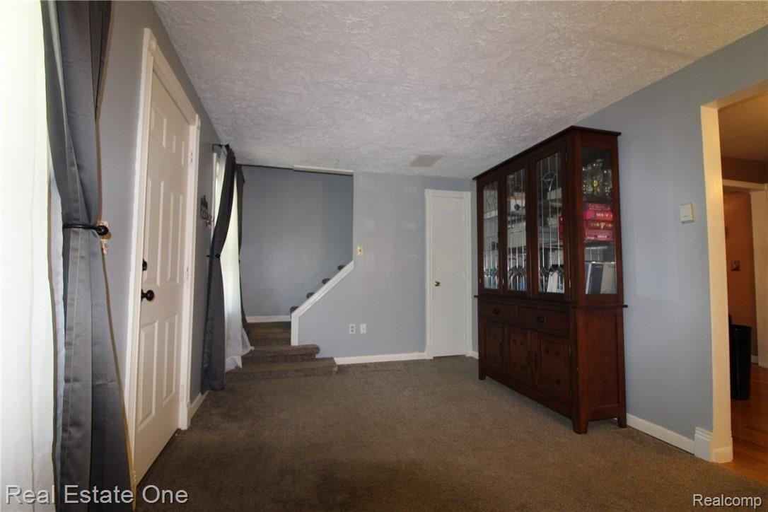 21818 Ruth Street Farmington, MI 48336 - Photo 15 of 32 Living Room