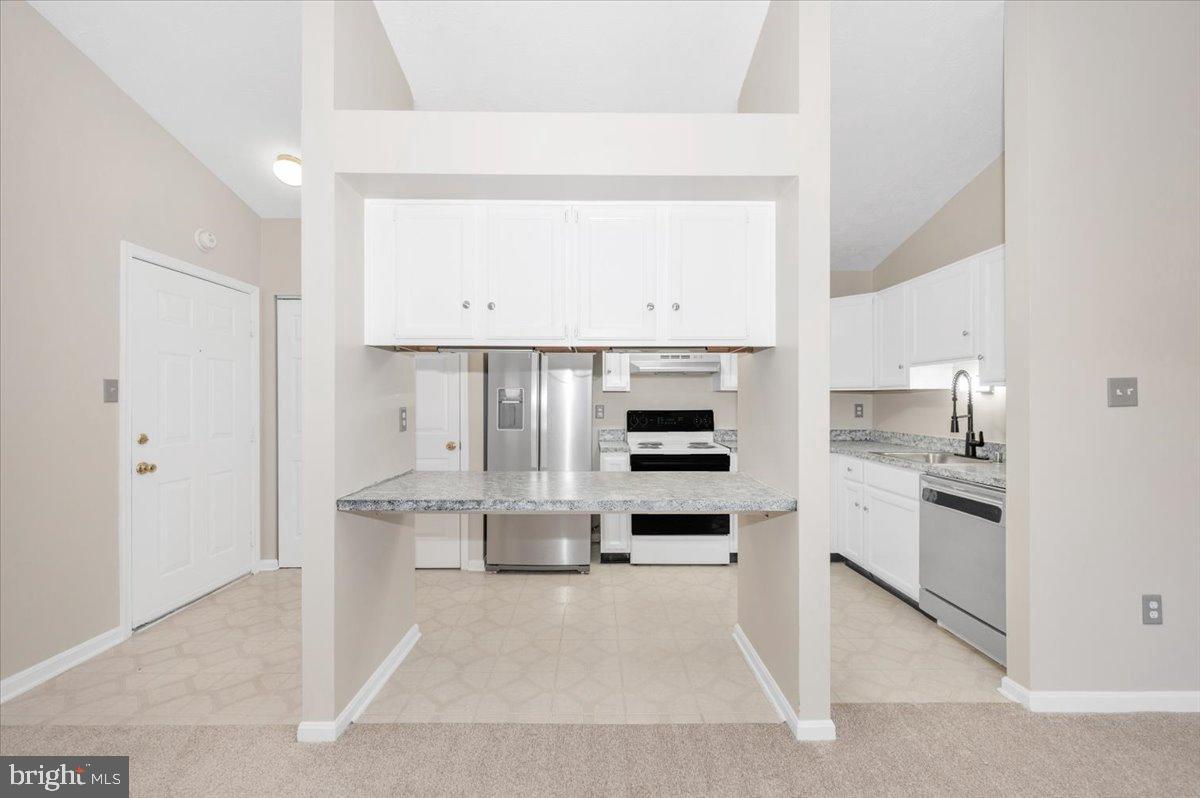 2129 Wainwright Court, Unit 2D Frederick, MD 21702 - Photo 24 of 57 Modern kitchen.