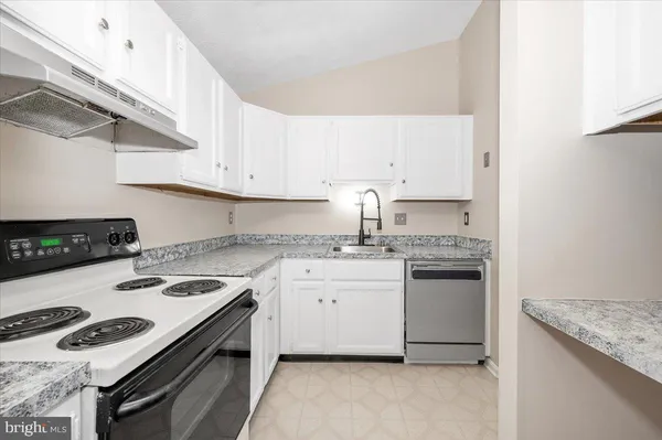 a kitchen that has a stove and a refrigerator