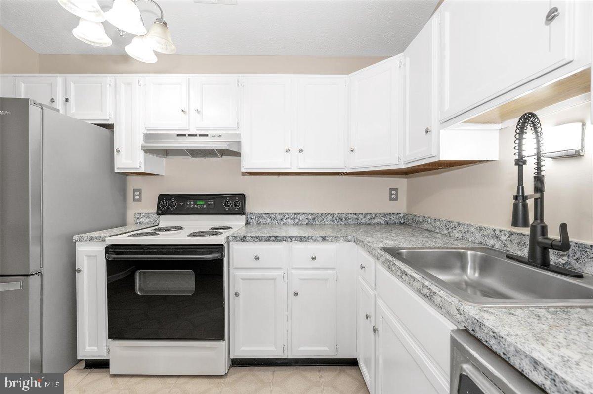 2129 Wainwright Court, Unit 2D Frederick, MD 21702 - Photo 30 of 57 Modern kitchen.