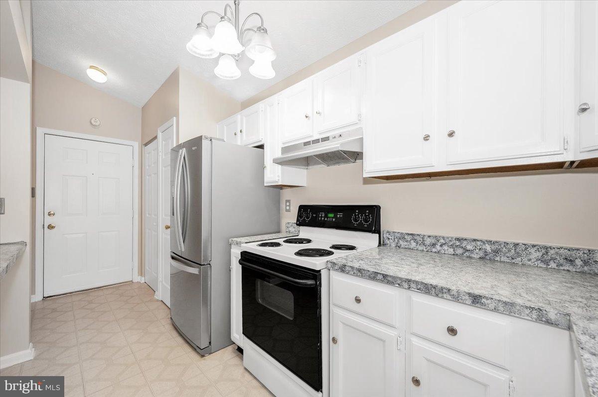2129 Wainwright Court, Unit 2D Frederick, MD 21702 - Photo 31 of 57 Modern kitchen.