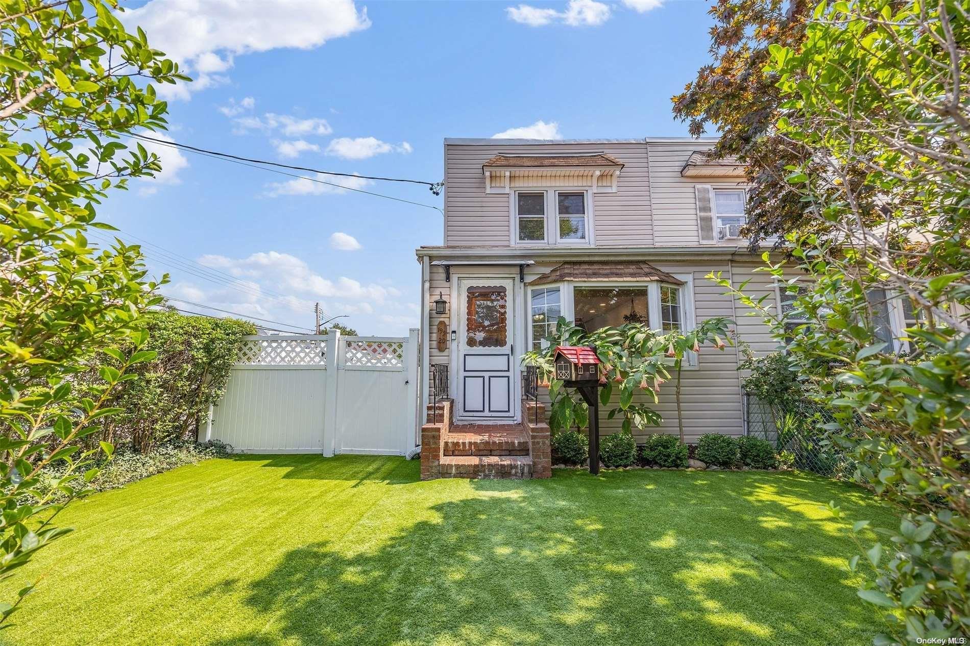 a view of a house with backyard and garden