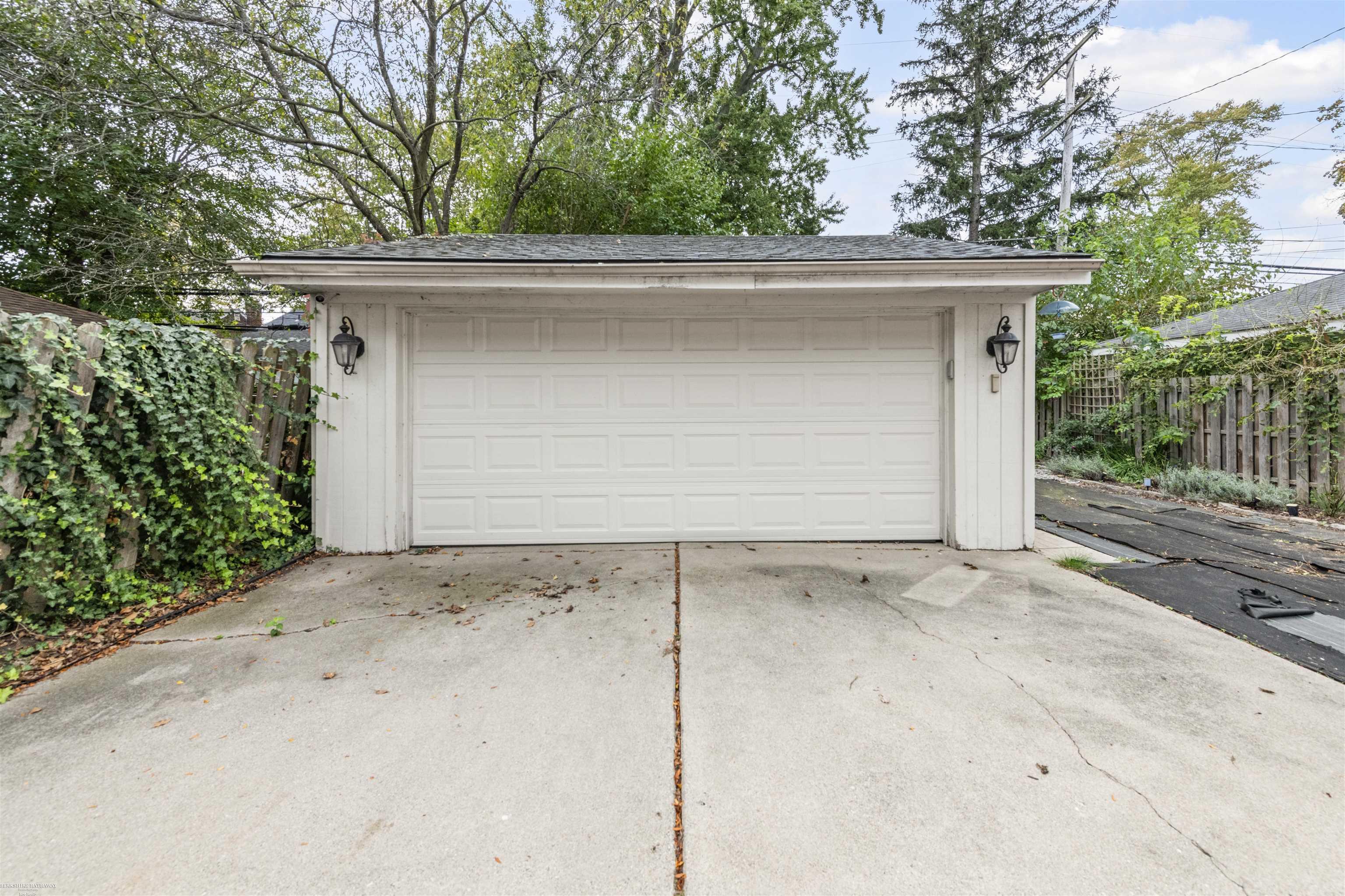 1597 Newcastle Road Grosse Pointe, MI 48236 - Photo 23 of 31 50192074-5422de74-b7fe-43f8-956c-e2da28e24461.JPG