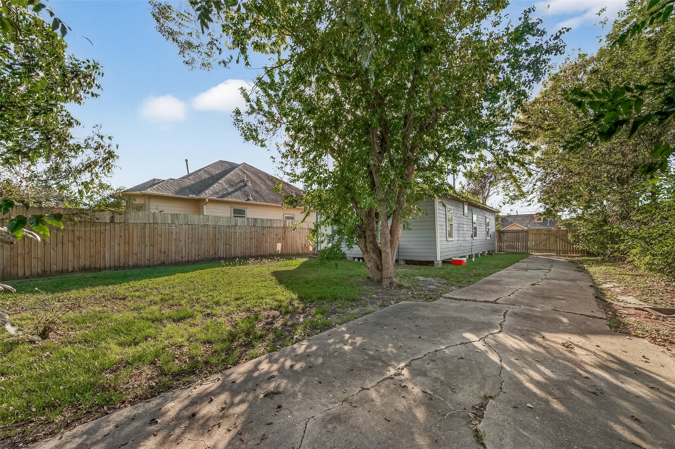 8211 Parnell Street Houston, TX 77051 - Photo 21 of 22 a backyard of a house